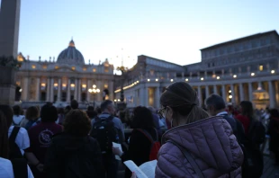 Pilgrims pray in front of St. Peter's Basilica Hannah Brockhaus/CNA