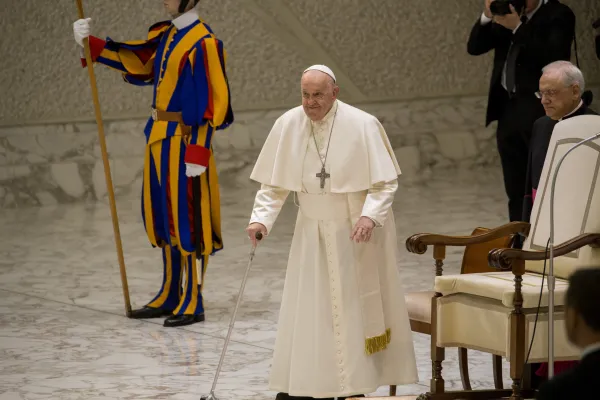 Papa Franjo smiješi se hodočasnicima koji prisustvuju njegovoj tjednoj općoj audijenciji u dvorani za audijencije Pavla VI. 1. svibnja 2024. Zasluge: Elizabeth Alva/CNA