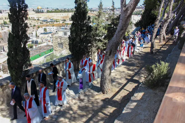 Priests and pilgrims walk along the Pilgrims of Hope Way, within the grounds of Maison Abraham (Abraham House) in Jerusalem, on the day of its inauguration, Sept. 14, 2024. Walking the path — about 200 meters — took about 45 minutes. In the different areas, there were readings, brief meditations, moments of silence, singing, and prayers. Credit: Latin Patriarchate of Jerusalem