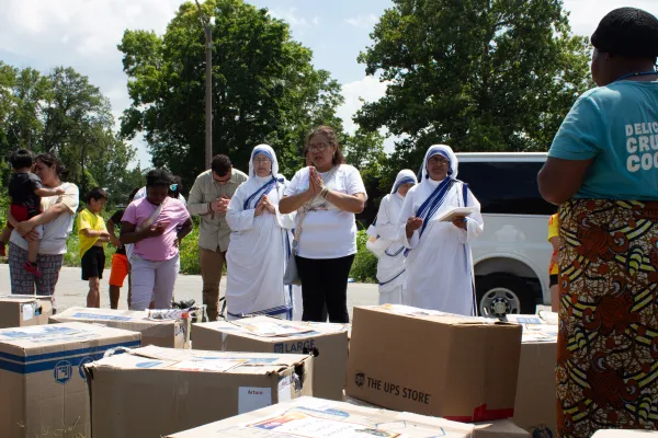 Ceclia Lopez, center, leads the group in prayer, in Spanish, before the "Boxes of Mercy" were distributed. Credit: Jonah McKeown/CNA