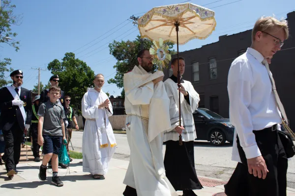 Father Aaron Nord, pastor of St. Stephen Protomartyr Church, carries the Eucharist through St. Louis on the way to his parish. Credit: Jonah McKeown/CNA