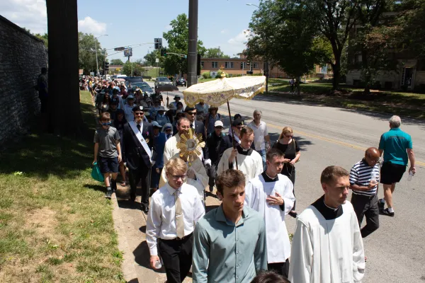 The Eucharistic procession makes its way past the Missouri Botanical Garden. Credit: Jonah McKeown/CNA