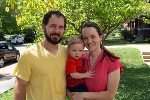 Alex i Mary Hermann, iz Arnolda, Missouri, i njihov mali sin nakon euharistijske procesije u St. Louisu.  Zasluge: Jonah McKeown/CNA