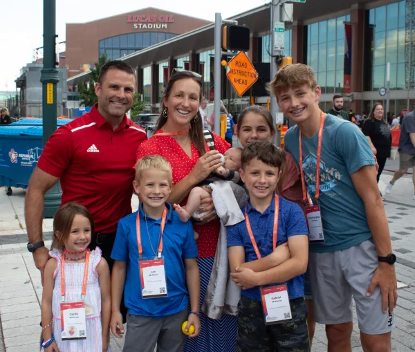 Brendan i Laura McKenzie i šestero od njihovo osmero djece na Nacionalnom euharistijskom kongresu.  Zasluge: Jonah McKeown/CNA