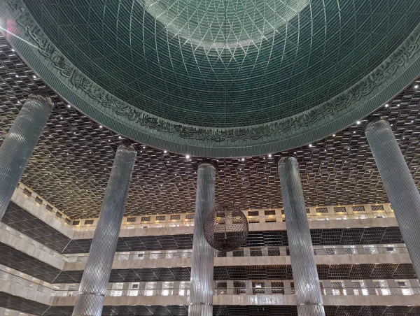 Interior Masjid Istiqlal di Jakarta. Kredit: Aisha Tanduk CC BY-SA 4.0