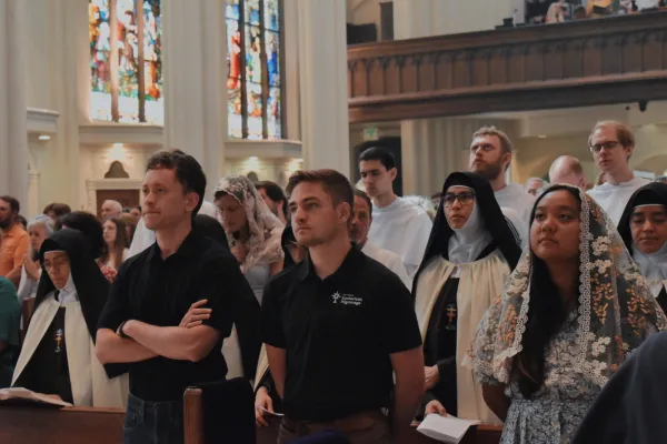 Jack Krebs (u sredini) i drugi hodočasnici nacionalne euharistijske procesije na misi u katedrali Bazilika Bezgrešnog začeća u Denveru 9. lipnja 2024. Zasluge: Kate Quiñones/CNA