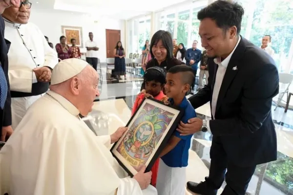 Paus Fransiskus menyapa para pengungsi saat tiba di Jakarta, Indonesia, Selasa, 3 September 2024. Kredit: Vatican Media