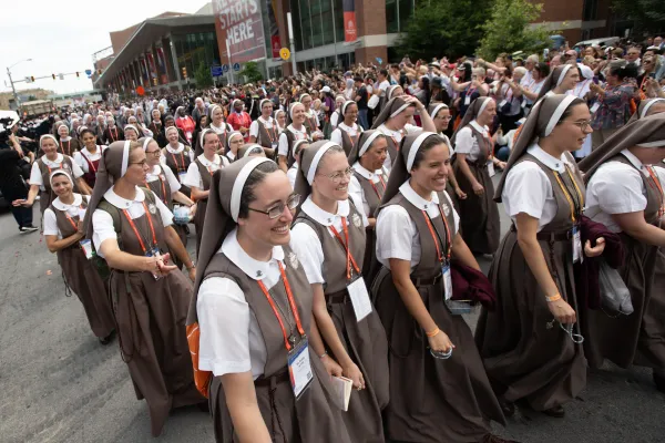 Religieuze zusters passeren de processie van het National Eucharistic Congress in Indianapolis. Credit: Jeffrey Bruno