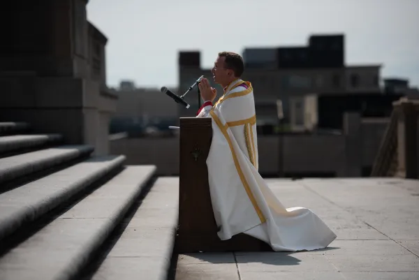 Bisschop Andrew Cozzens bidt voor het Allerheiligste Sacrament op het Indiana War Memorial. Credit: Jeffrey Bruno