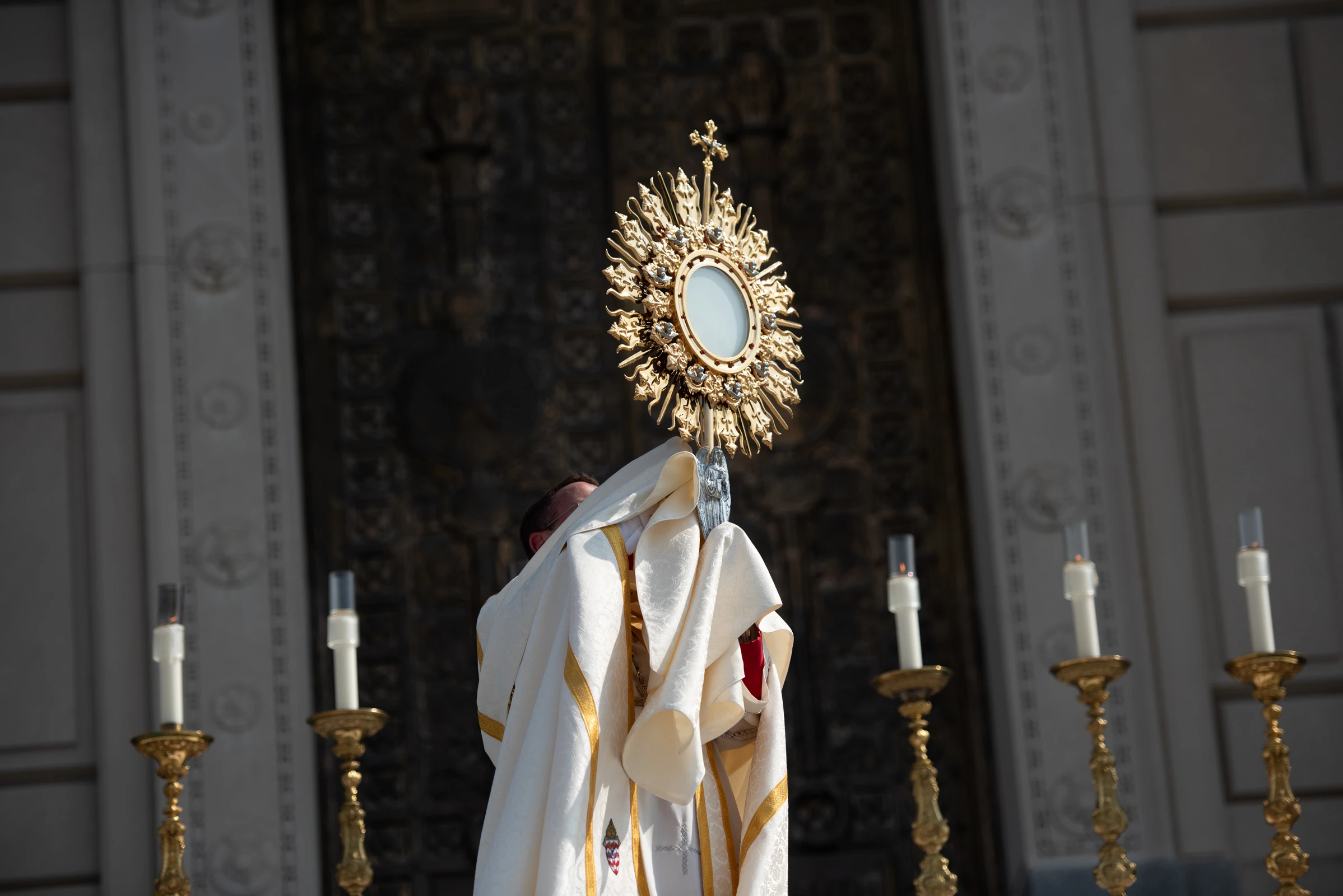 Bishop Andrew Cozzens holds the Eucharist over the faithful for benediction while standing on the Indiana War Memorial.?w=200&h=150