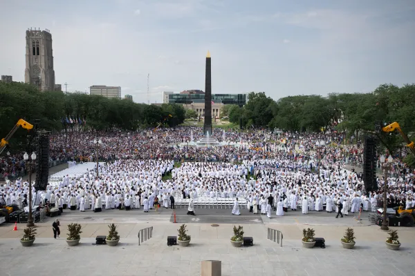 De verzamelde gelovigen voor de eucharistische processie op het grasveld voor het Indiana War Memorial. Credit: Jeffrey Bruno