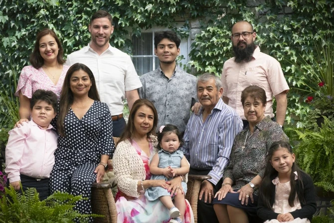 José and Lupe Jiménez with family members.?w=200&h=150