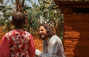 Catholic actor Jonathan Roumie visits Emelyne, a little girl he has sponsored since 2023, in Rwanda. Credit: Unbound