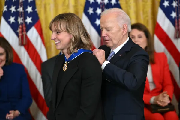 Predsjednik Joe Biden predaje predsjedničku medalju slobode američkoj plivačici Katie Ledecky u istočnoj sobi Bijele kuće u Washingtonu, DC, 3. svibnja 2024. Zasluge: ANDREW CABALLERO-REYNOLDS/AFP putem Getty Imagesa