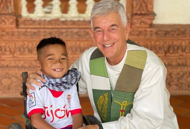 Father “Kike” Figaredo with one of the disabled children he helps in Cambodia.?w=200&h=150