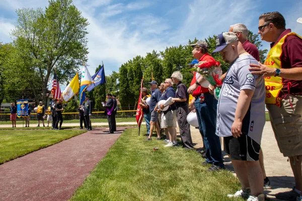 Vitezovi i sportaši sudjeluju u ceremoniji posvećenja novog McGivney Fielda u Clinton Townshipu, Michigan, 15. lipnja. Teren ima posebne značajke koje ga čine dostupnim igračima s invaliditetom, uključujući široke, gumirane osnovne staze. Zasluge: Jonathan Francis