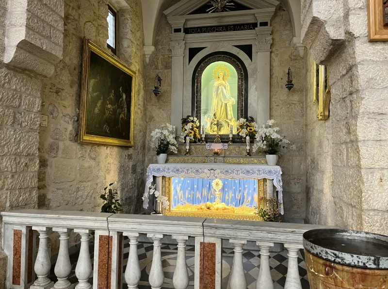 View of the main altar of Christ the King Church, desecrated on November  13- Photo: Gaudium Press