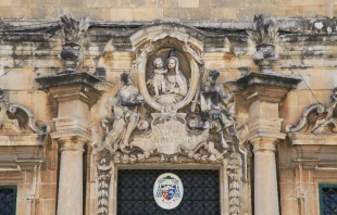 The Archbishop’s Curia at St. Calcidonius Square in Floriana, Malta. Frank Vincentz via Wikimedia (CC BY-SA 3.0).