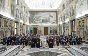 Members of the Manitoba Métis Federation meet with Pope Francis at the Vatican, April 21, 2022. Vatican Media