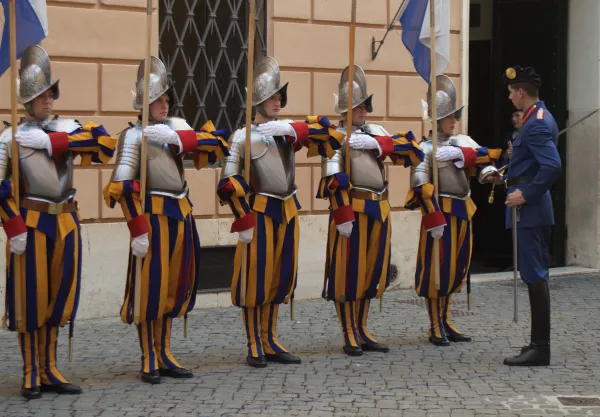 Kadeti Švicarske garde vježbaju u Vatikanu 30. travnja 2024. Zasluge: Matthew Santucci/CNA