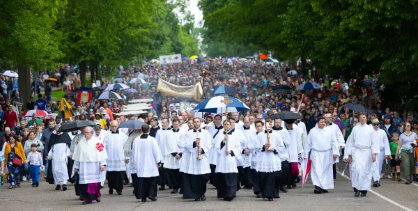 Više od 7000 ljudi sudjelovalo je u euharistijskoj procesiji u St. Paulu, Minnesota, 27. svibnja 2024. Zasluge: Dave Hrbacek/The Catholic Spirit