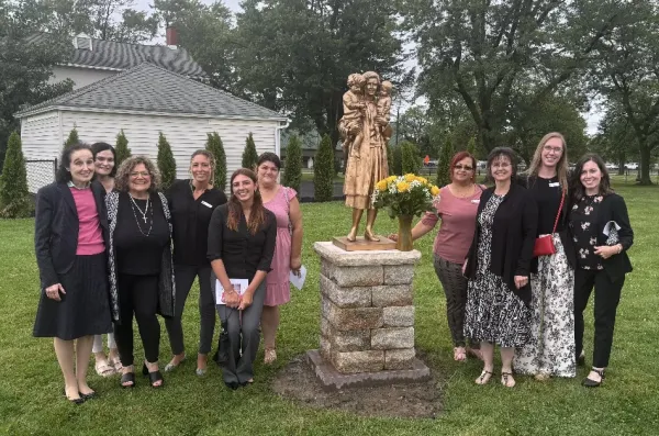 Osoblje iz centara za trudnoću St. Gianna Molla s Giannom Emanuelom Mollom na posvećenju obiteljskog vrta sv. Gianne i Pietra Molla 11. srpnja 2024. Zasluge: Fotografija zahvaljujući Cheryl Calire