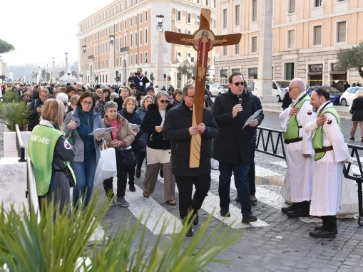 Templar volunteers help pilgrims arriving in Rome during the 2025 Jubilee. Credit: Photo courtesy of Danilo Peviani