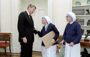 Mother Teresa meets with U.S. President Ronald Reagan at the White House on Dec. 16, 1985. Credit: Series: Reagan White House Photographs, 1/20/1981 - 1/20/1989 Collection: White House Photographic Collection, 1/20/1981 - 1/20/1989, Public domain, via Wikimedia Commons