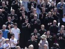 Pope Francis greets new seminarians from the North American College present in St. Peter’s Square, encouraging them to live their vocations with joy “because true prayer gives us joy.”