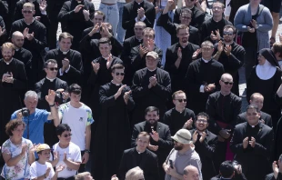 Pope Francis greets new seminarians from the North American College present in St. Peter’s Square, encouraging them to live their vocations with joy “because true prayer gives us joy.” Credit: Vatican Media