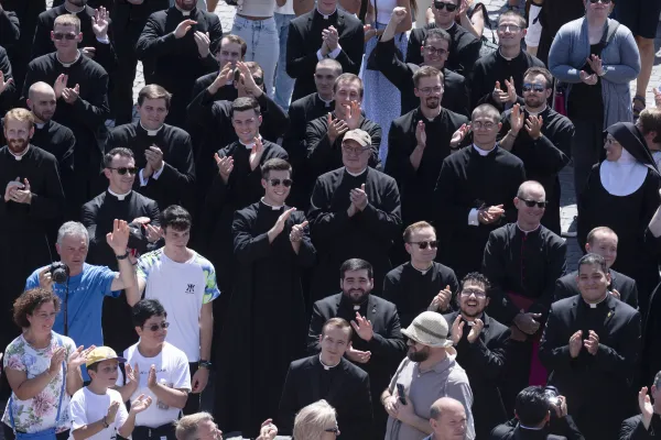 Pope Francis greeted new seminarians from the North American College present in St. Peter’s Square, encouraging them to live their vocations with joy “because true prayer gives us joy.” Credit: Vatican Media