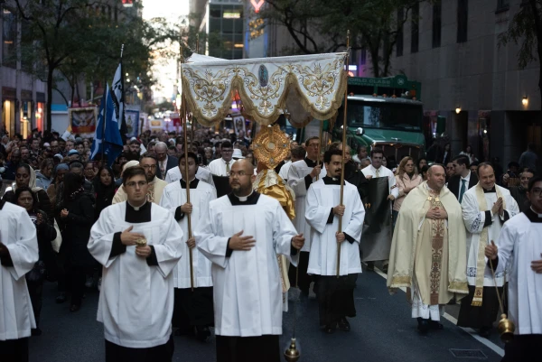 Euharistijska procesija pod pokroviteljstvom Napa instituta kreće ulicama New Yorka 15. listopada 2024. Autor: Jeffrey Bruno