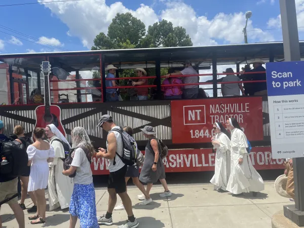 Nacionalna euharistijska hodočasnička ruta sv. Juana Diega prolazi kraj autobusa za zabave u centru Nashvillea, Tennessee, u petak, 28. lipnja 2024. Zasluge: Tyler Arnold/CNA