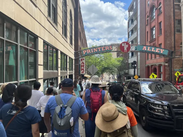 Sudionici Nacionalnog euharistijskog hodočašća hodaju u blizini Printer's Alleya u centru Nashvillea, Tennessee, u petak, 28. lipnja 2024. Zasluge: Tyler Arnold/CNA