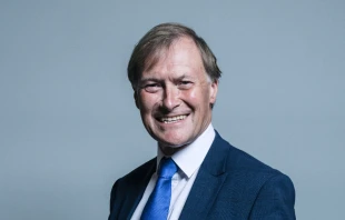 Official portrait of Sir David Amess. Chris McAndrew via Wikimedia (CC BY 3.0).