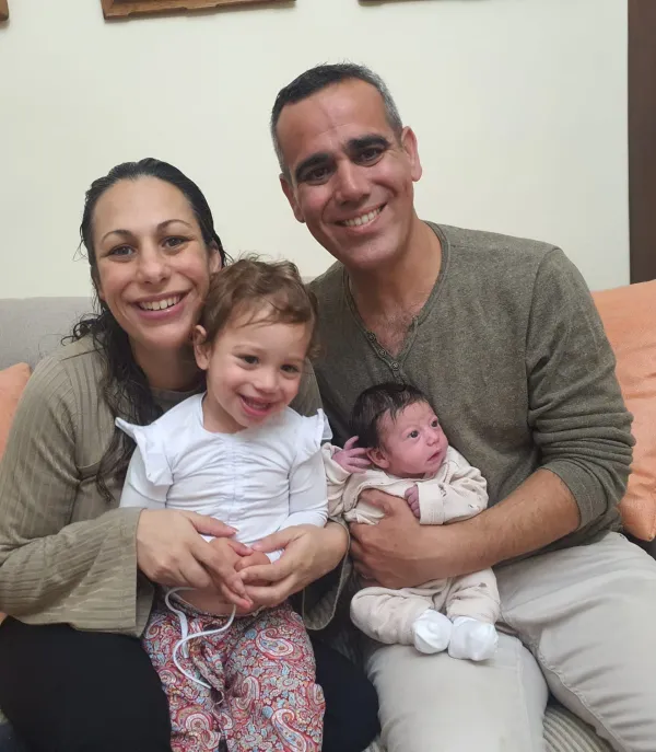 Omri Miran, držan kao talac u Gazi od 7. listopada 2023., sa suprugom Lishay i njihove dvije kćeri u obiteljskoj kući unutar kibuca Nahal Oz, samo nekoliko kilometara od granice Pojasa Gaze.  Zasluge: Fotografija ljubaznošću Dannyja Mirana