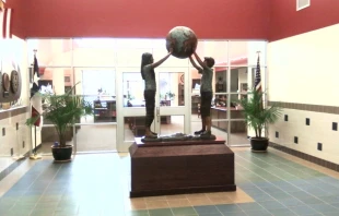 Main lobby of Orr Elementary in Tyler, Texas. Credit: Buddpaul, CC BY-SA 3.0, via Wikimedia Commons