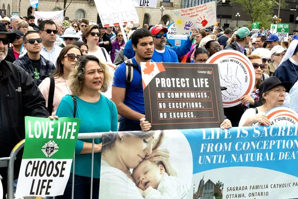 Tisuće su se okupile kako bi čule uvodne govore na 27. godišnjem Nacionalnom maršu za život u Ottawi, Kanada, 9. svibnja 2024. Zasluge: Peter Stockland
