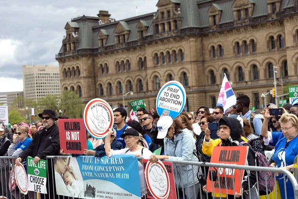 Tisuće se okupljaju na Parliament Hillu u Ottawi, Kanada, na 27. godišnjem Nacionalnom maršu za život 9. svibnja 2024. Zasluge: Peter Stockland