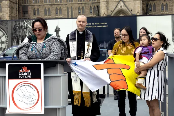 Diana Kringayark govori o svojoj pro-life službi u Naujaatu, Nunavut, na Maršu za život u Ottawi 9. svibnja 2024. Zasluge: Peter Stockland