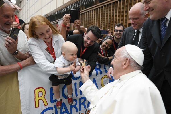 slatko!  Papa Franjo posjećuje s djetetom vatikansku dvoranu Pavla VI. 8. lipnja tijekom susreta s članovima zbora.  Zasluge: Vatikanski mediji