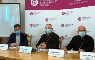 Bishop Artur Miziński and Archbishop Georges Bacouni at a press conference in Warsaw, Poland, Nov. 10, 2021. Amata CSFN.