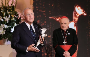 Carl Anderson receives the Totus Tuus award at the Royal Castle in Warsaw, Poland, Oct. 9, 2021. Rycerze Kolumba.