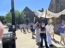 Hundreds of Catholics participate in Eucharistic procession in the Brookline neighborhood of Pittsburgh.
