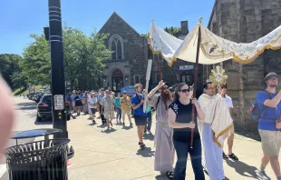 Hundreds of Catholics participate in Eucharistic procession in the Brookline neighborhood of Pittsburgh. Credit: Tyler Arnold/CNA