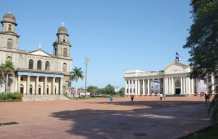 The Metropolitan Cathedral Santiago Apóstol and the National Palace in Managua, Nicaragua Credit: Martin Thurnherr, CC BY-SA 4.0 <https://creativecommons.org/licenses/by-sa/4.0>, via Wikimedia Commons