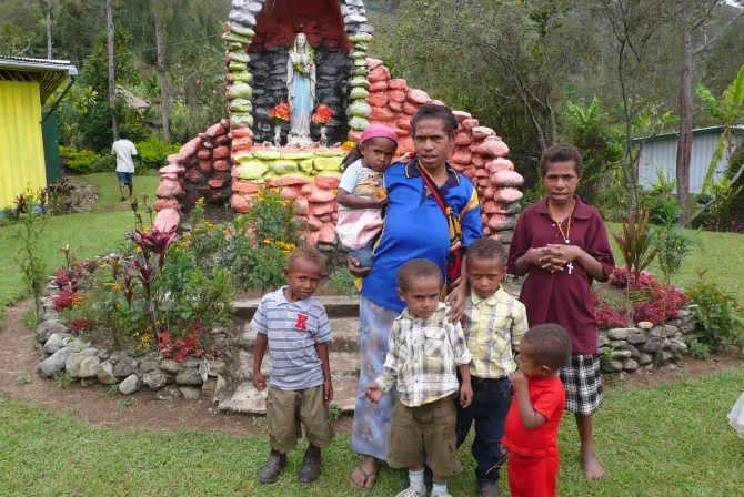 Some people in Papua New Guinea walked 3 weeks to see Pope Francis