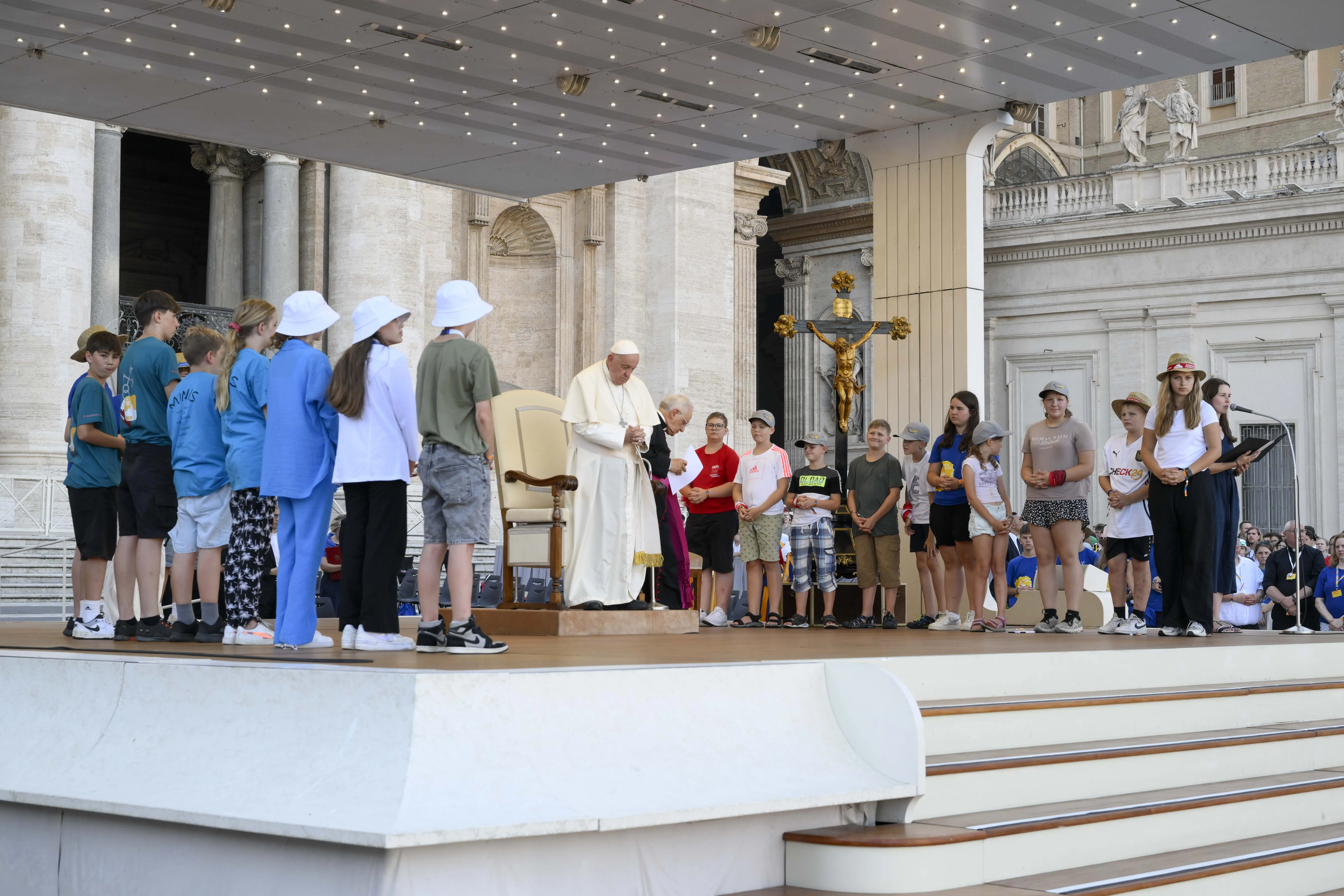 Pope Francis prays with altar servers gathered in St. Peter’s Square for the 13th International Pilgrimage of Altar Servers taking place from July 29 to Aug. 2, 2024.?w=200&h=150