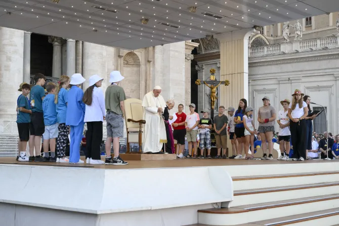 Pope Francis altar servers