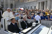 Pope Francis altar servers